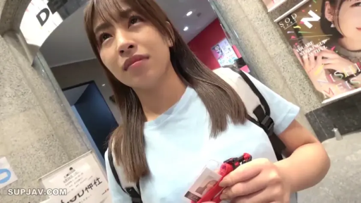 室内 · 站姿 · 半身特写 · 平淡 · 长发 · 浅蓝色T恤 · 手持证件 · 证件吊牌