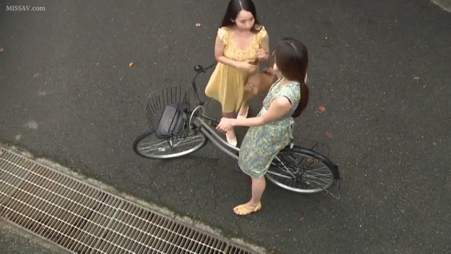 交谈中 · 户外 · 自行车 · 凉鞋 · 俯瞰全身视角 · 俯视镜头