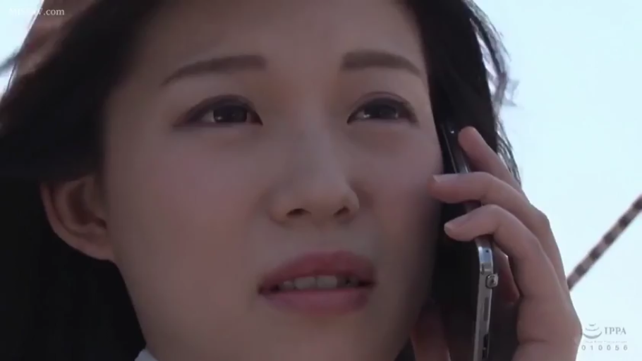 面部特写 · 白色上衣 · 户外