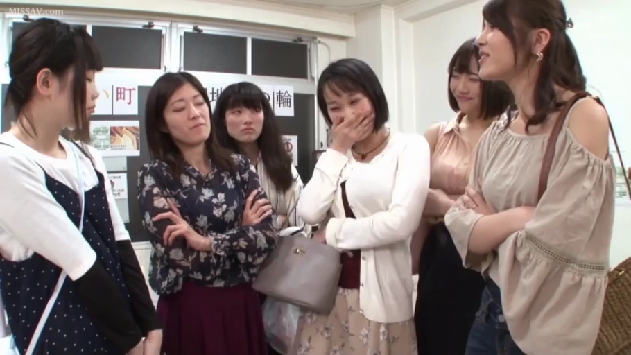 掩口笑 · 手提包 · 针织开衫 · 人物面部表情特写 · 室内办公室或公共空间