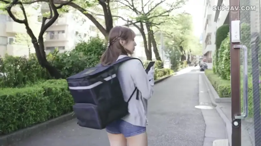 中景 · 站姿 · 灰色外套 · 户外街道