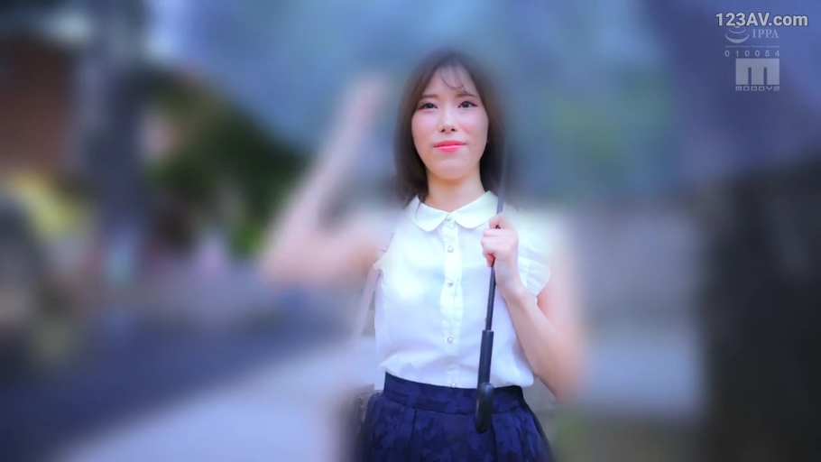 微笑 · 面部特写 · 室外 · 白色翻领无袖衬衫 · 雨伞