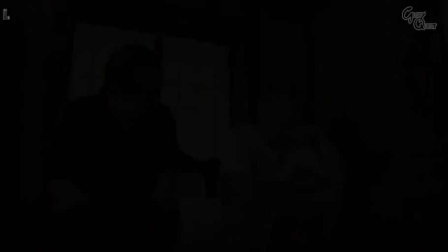 室内 · 深色衣服 · 几乎无法辨认细节 · 看不清表情 · 人物剪影
