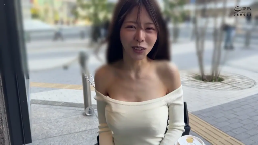 面部特写 · 放松 · 自然光 · 咖啡杯 · 白色露肩针织衫 · 露天座位