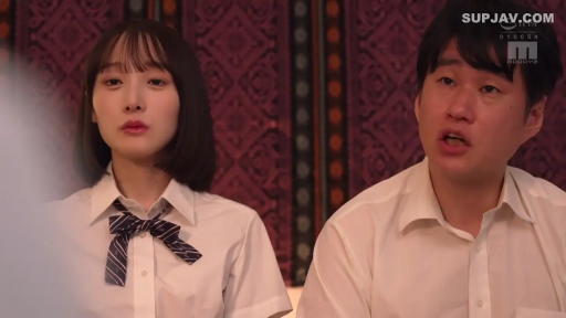 白色学生制服衬衫 · 室内房间 · 两人上半身特写 · 中年男子说话中