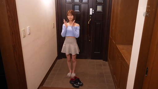 开朗 · 室内玄关 · 拖鞋 · 女子全身像
