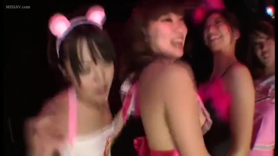 氛围嘈杂 · 开心 · 派对场所 · 兔女郎装束 · 头部及肩部特写 · 发光装饰