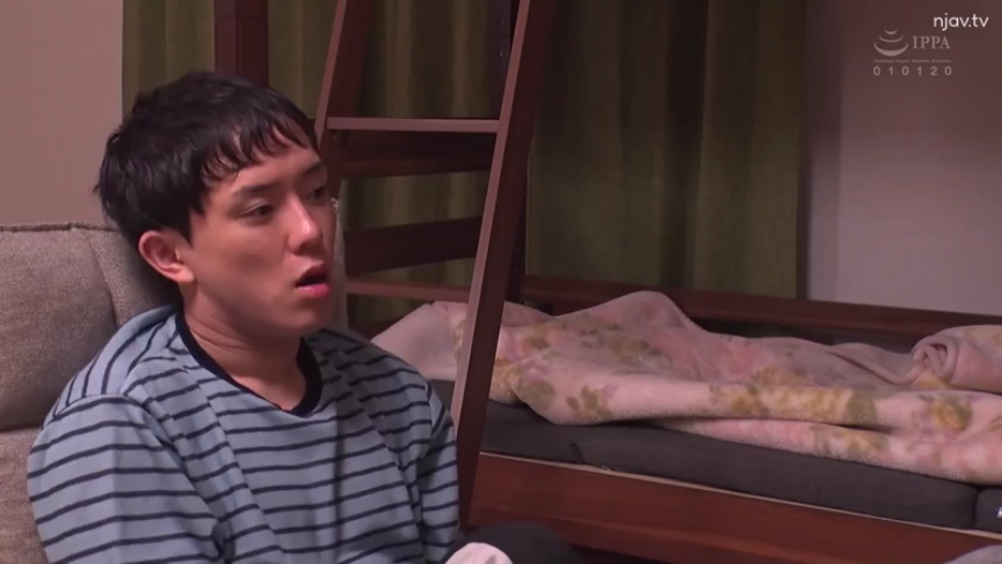 坐姿 · 卧室 · 注视 · 近景 · 男性 · 惊讶 · 条纹上衣 · 上下铺