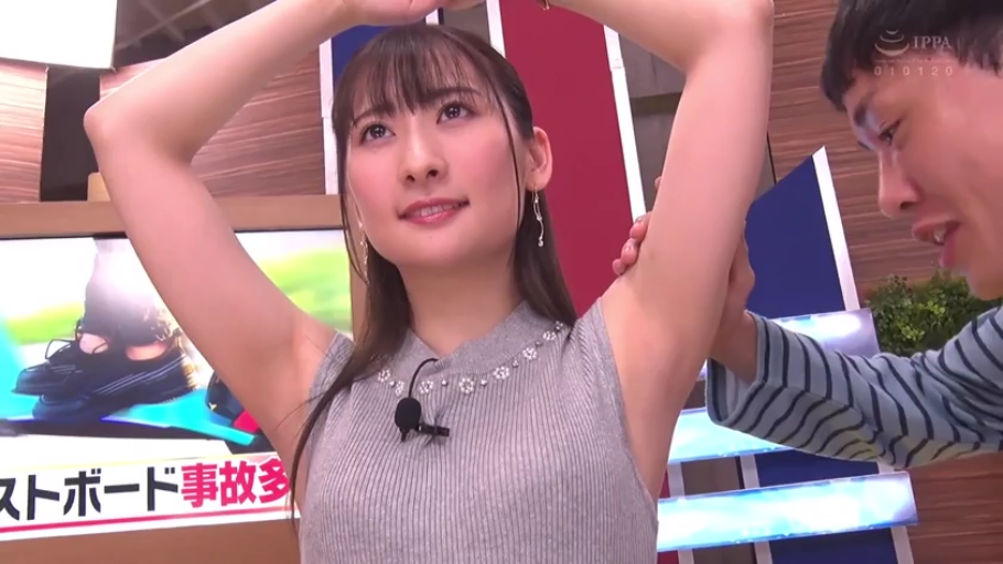 微笑 · 摄影棚 · 腋下 · 灰色无袖上衣 · 领夹麦克风 · 恋腋癖 · 抬起双手 · 展示与触摸