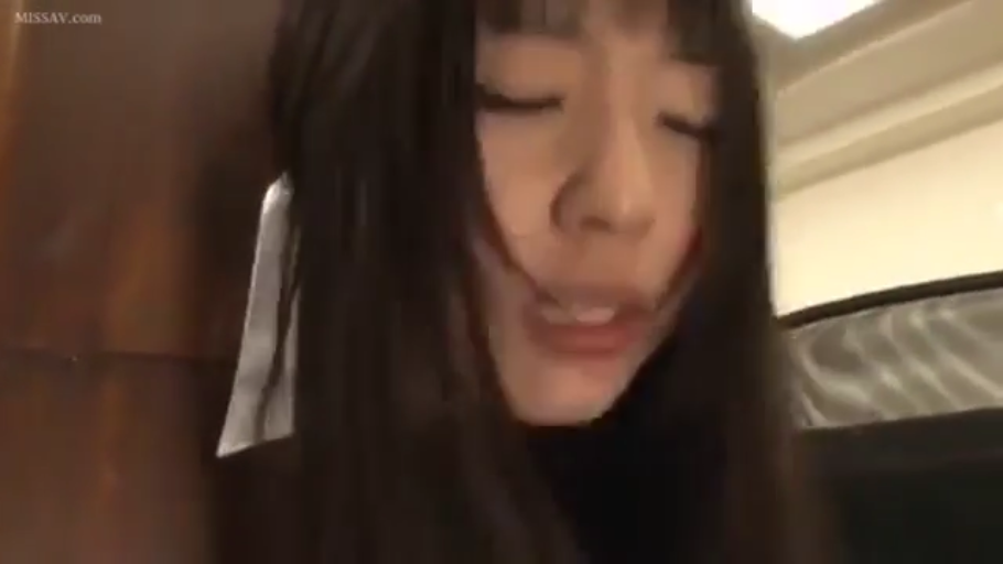 室内 · 脸部特写 · 沉浸 · 深色衣服 · 口交