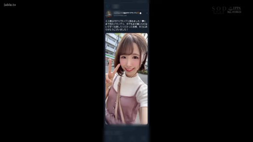 微笑 · 顔のクローズアップ · 户外街道 · 粉紫色吊带连衣裙 · 图片含有日文文本