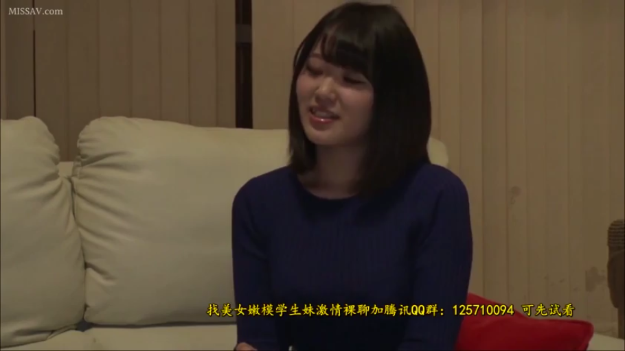 上半身特写 · 自然交谈 · 室内客厅 · 深蓝色圆领毛衣 · 画面底部有黄色推广文字