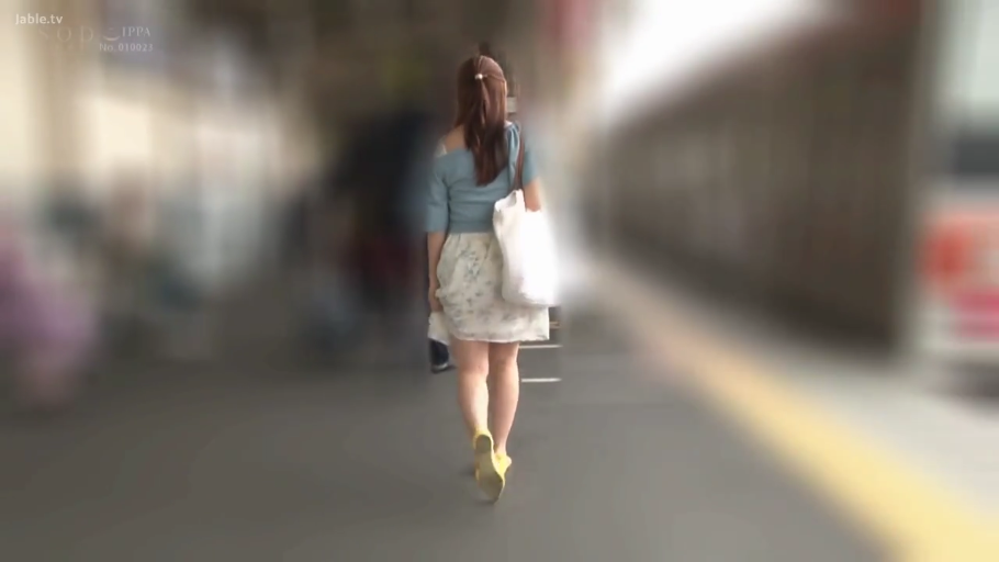 街道 · 蓝色短袖上衣 · 单肩包 · 背影远景