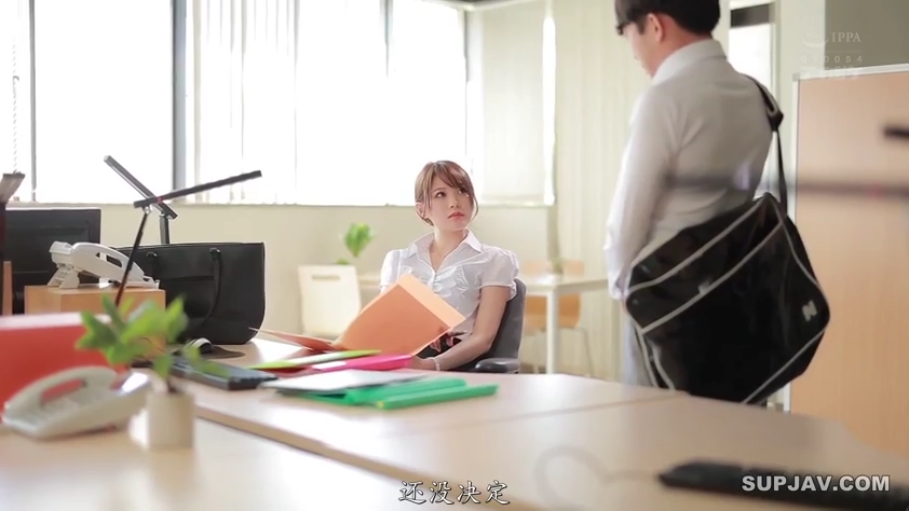 平静 · 办公室 · 文件夹 · 白色职场衬衫 · 自然光线 · 女性面部中景