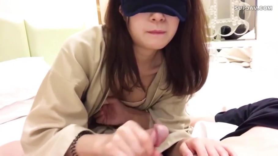 平静 · 卧室 · 浴袍 · 男性生殖器可见 · 手部握住阴茎特写 · 撸管 · 浅棕色睡袍