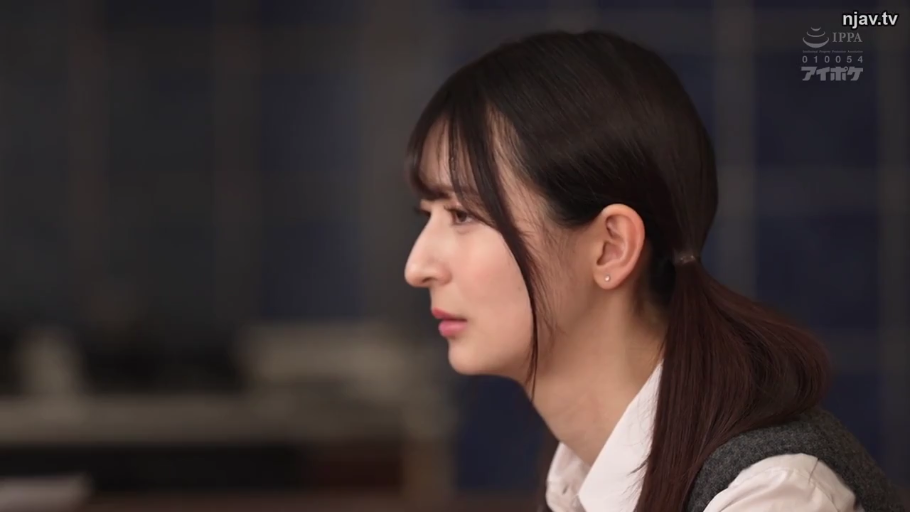 室内 · 淡然 · 灰色背心 · 面部侧影特写