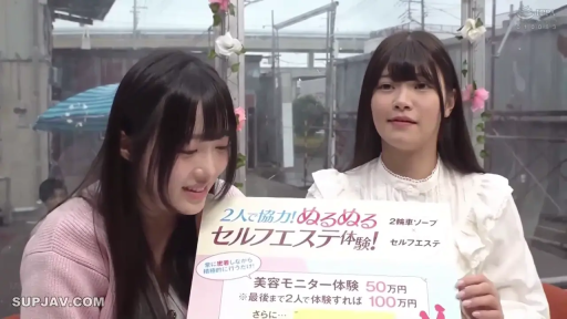 坐姿 · 中景 · 微笑 · 户外 · 毛衣 · 展示看板 · 看板 · 街头采访