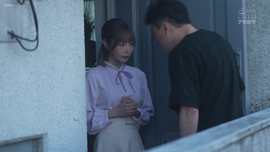 认真 · 住宅门口 · 粉色系带上衣 · 女优半身特写