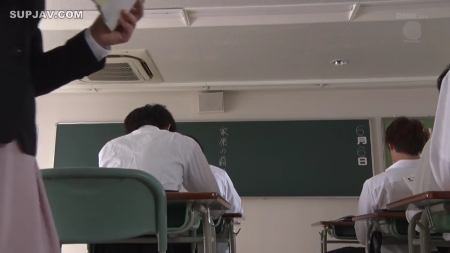 坐姿 · 校服 · 教室 · 全景 · 黑板 · 校园 · 上课