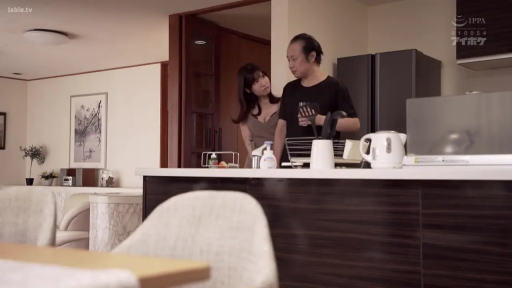 厨房 · 玻璃杯 · 带点羞涩 · 家庭环境 · 人物半身中景 · 女性穿低胸连衣裙