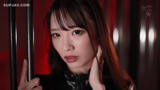 室内 · 脸部特写 · 黑色皮革服装