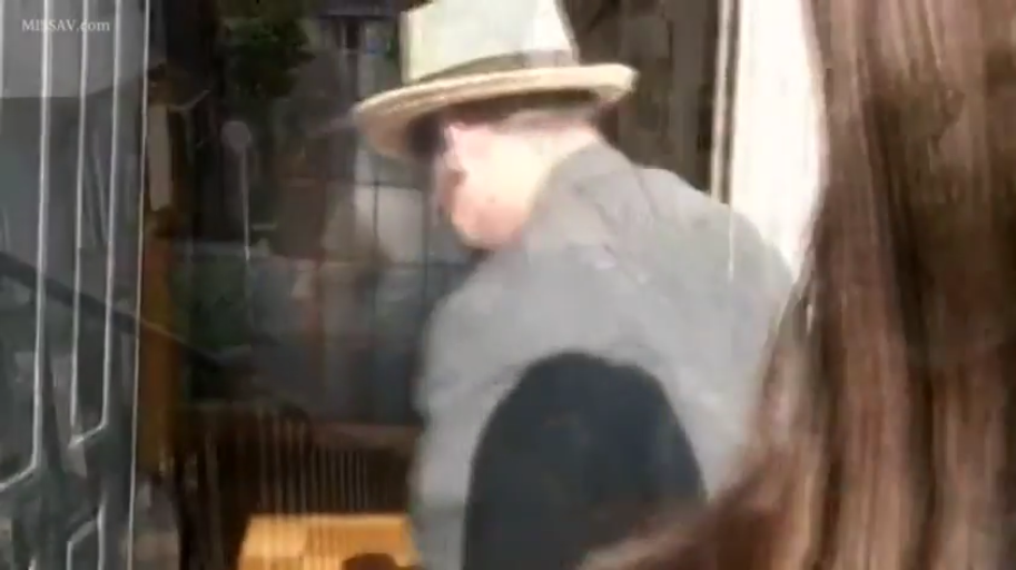 门口 · 无表情 · 帽子 · 帽子 · 模糊 · 男人头部侧面
