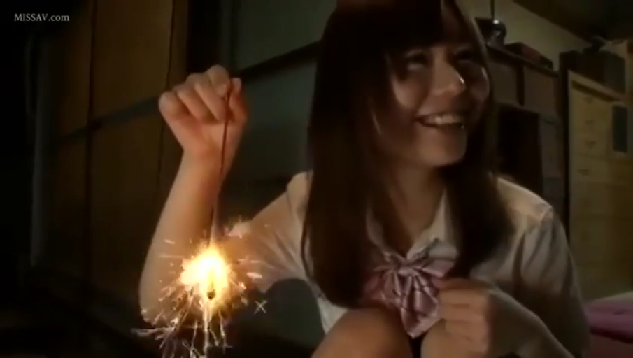 室内 · 脸部特写 · 开心 · 白色学生制服 · 仙女棒 · 烟火光亮