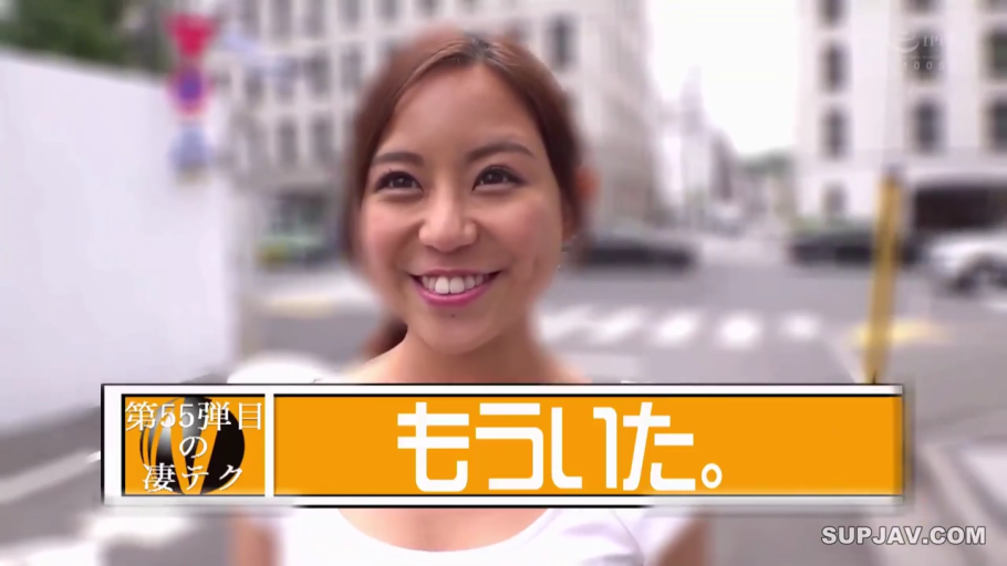 面部特写 · 街道 · 露齿笑 · 白色圆领上衣 · 画面有节目字幕