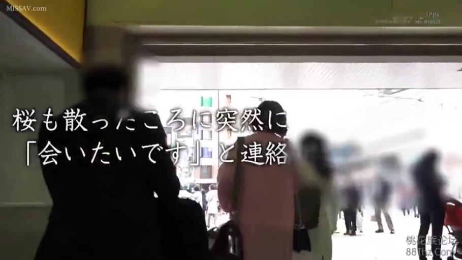 画面模糊 · 包 · 粉色长款外套 · 公共场所