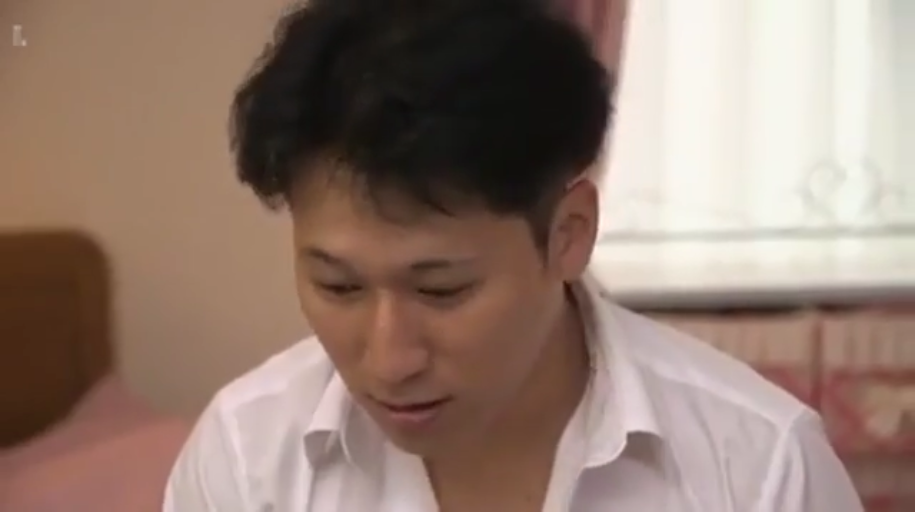 室内 · 严肃 · 俯身 · 脸部特写 · 白色衬衫 · 注视 · 亚洲男性