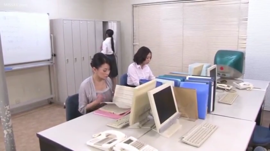 坐姿 · 严肃 · 办公室 · 电脑 · 职业装 · 远景 · OL · 工作