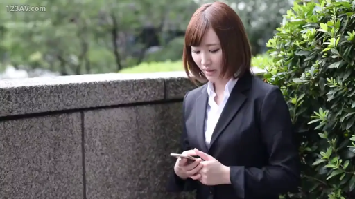 平静 · 黑色西装外套 · 顔のクローズアップ · 携帯電話 · 街道旁