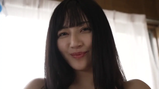 室内 · 脸部特写 · 裸肩