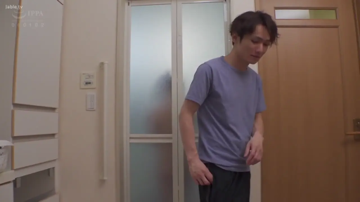 洗澡间门口 · 沉思 · 淡紫色短袖T恤 · 男人面部特写 · 磨砂玻璃背光