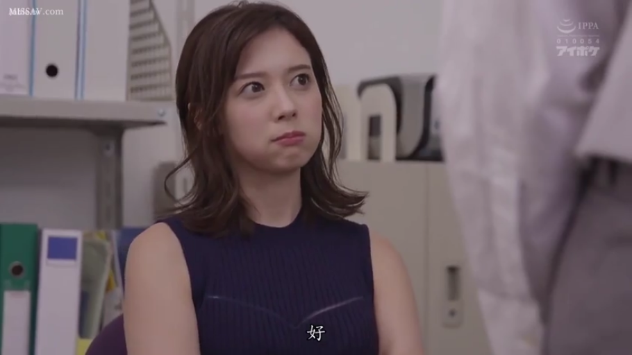 坐姿 · 脸部特写 · 办公室 · 无袖针织衫