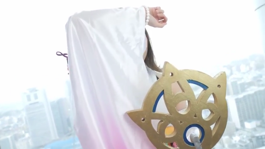 背部特写 · 城市背景 · 手链 · 高楼窗边 · 无法判断 · 白色cosplay长袍