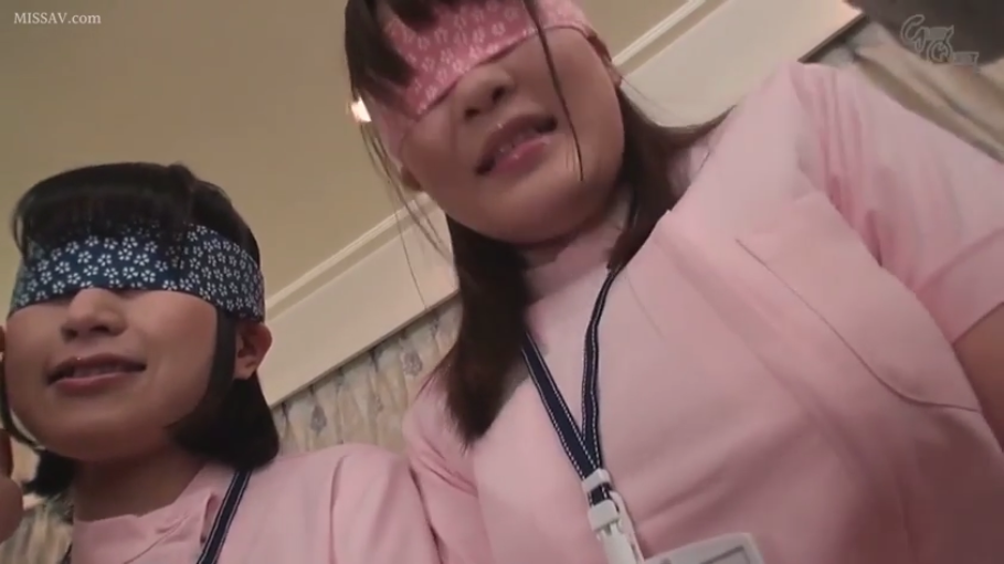 室内 · 头部特写 · 被动 · 花纹眼罩 · 粉色短袖护士服