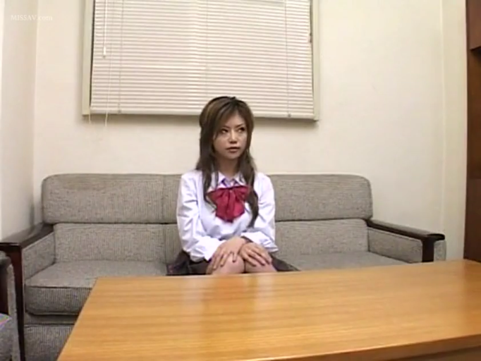休息室 · 面部表情特写 · 白色长袖制服衬衫 · 略显紧张