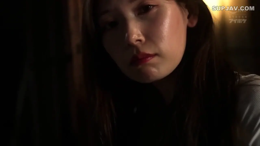 室内 · 脸部特写 · 浅色针织衫