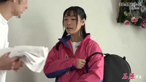 室内 · 坐姿 · 中景 · 平静 · 剧情 · 运动外套 · 毛巾 · 拿毛巾