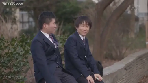 坐姿 · 交谈 · 微笑 · 半身 · 户外 · 西装 · 男男