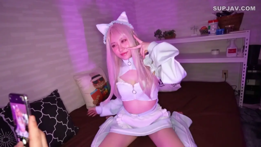 室内 · 中景 · 摆拍 · 微笑 · 手机 · M字腿 · 粉色灯光 · 猫耳女仆装