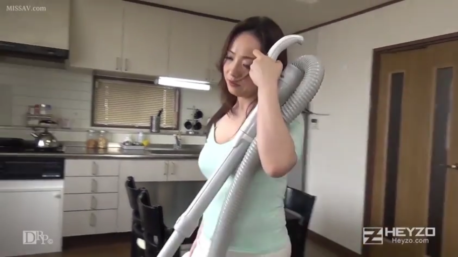 Stand · Half-body · Kitchen · 疲惫 · 紧身T恤 · 做家务 · 人妻 · 吸尘器