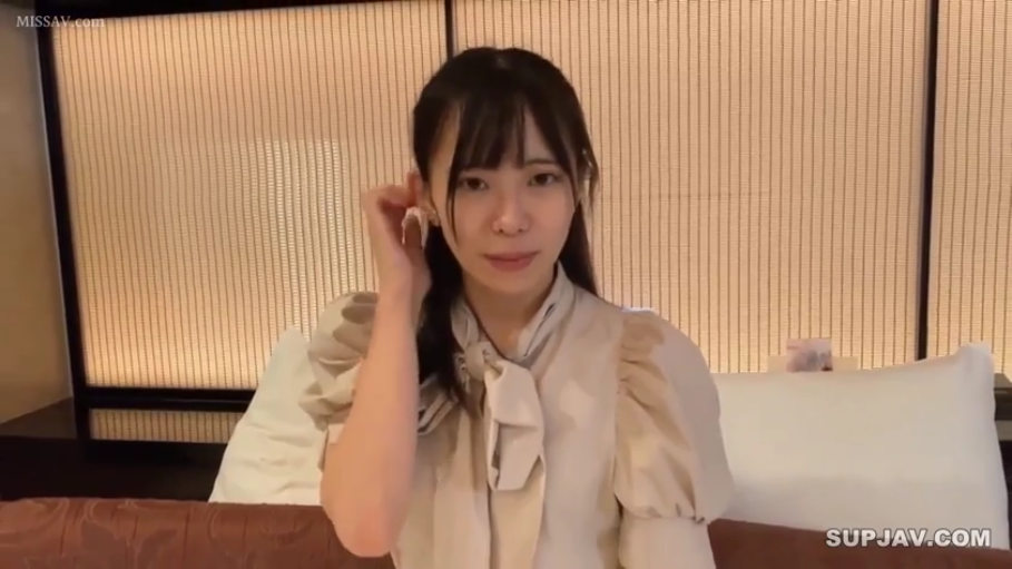 微笑 · 酒店房间 · 面部特写 · 米色系带衬衫