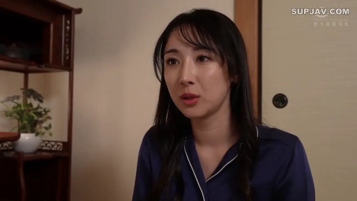 卧室 · 面部特写 · 略显忧郁 · 光线柔和 · 深蓝色睡衣
