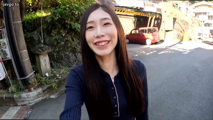 脸部特写 · 看着镜头 · 户外街道 · 阳光充足 · 深蓝色针织长袖上衣 · 相机或手机