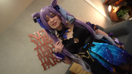 卧室 · 上半身特写 · 微张嘴 · 刻晴同款服装 · 室内光线柔和 · 猫耳假发