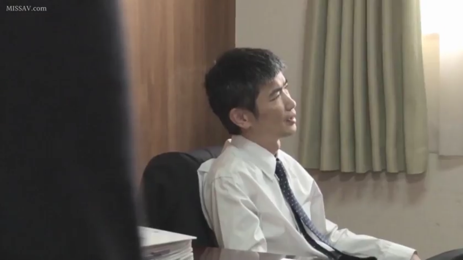 交谈中 · 办公室 · 深色领带 · 男性侧脸 · 领带
