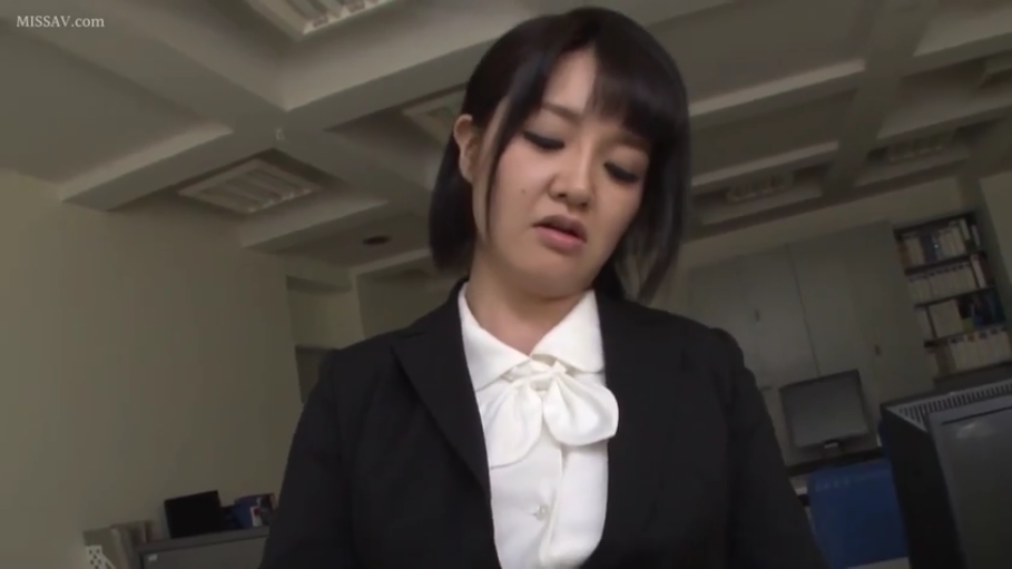 嘴唇微张 · 办公室 · 蝴蝶结领口 · 面部特写 · 口交