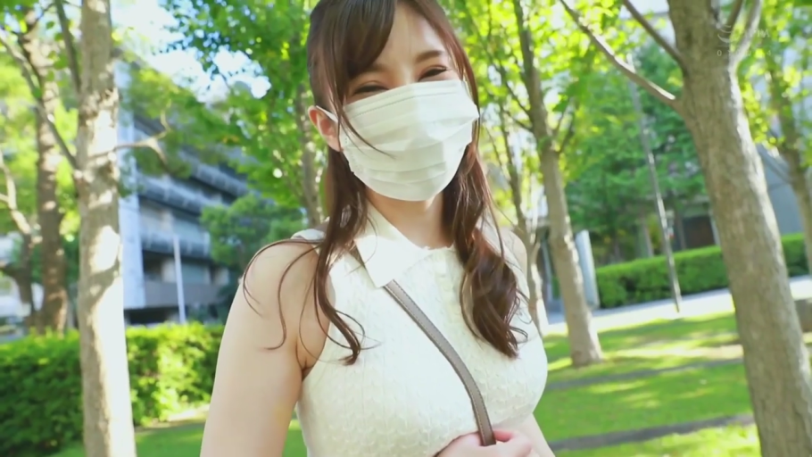 面部特写 · 棕色单肩包 · 开心的笑 · 绿化带 · 阳光充足 · 白色无袖针织上衣